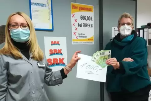 Kinderschutzbund-Mitarbeiterin Petra Klemens und Monica Wagner, stellvertretende Marktleiterin im SBK compact. 