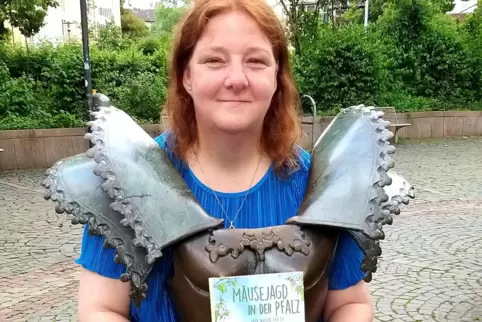 Carola Jürchott am Kaiserbrunnen in Kaiserslautern. Seine fantastischen Figuren spielen eine wichtige Rolle im neuen Kinderbuch.