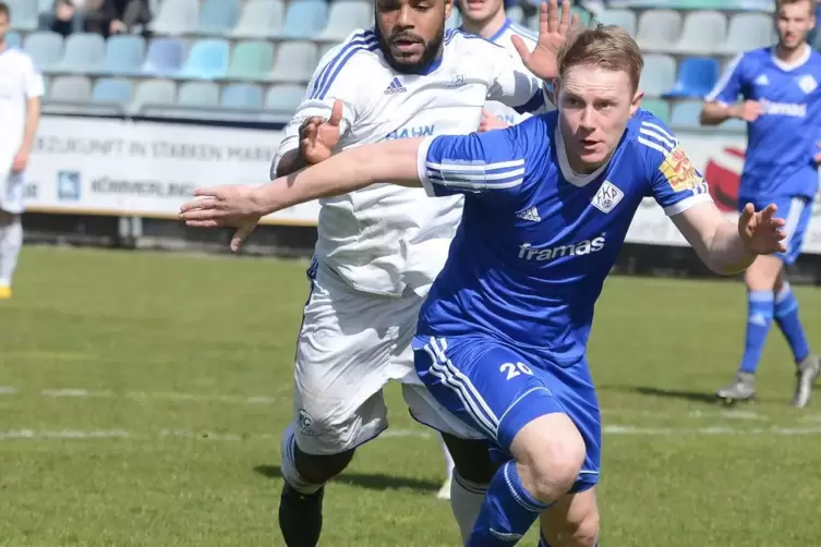 Spielte 96-mal in der Oberliga: Oscar Feilberg (in Weiß), hier mit FKP-Stürmer Dennis Krob.