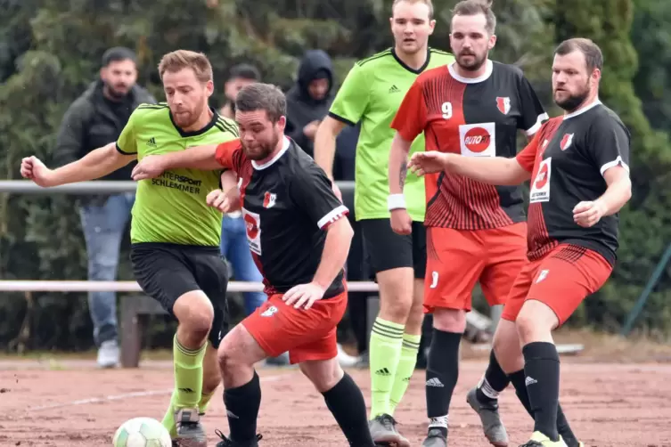 Mit vereinten Kräften: Andreas Beyer (in Rot) ist am Ball, seine Teamkameraden Kai Christmann (Mitte) und Pascal Hanenberger lei