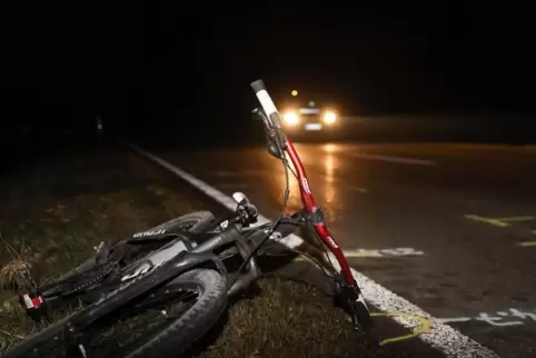 In der Dunkelheit ist eine gute Beleuchtung für Radfahrer überlebenswichtig. 