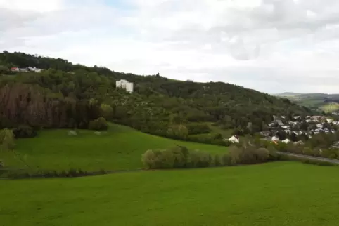 Im Westen der Rockenhausener Wohnbebauung schließt sich der Neuberg an die Straße „Am Pfingstborn“ (rechter Bildrand) an. Die do