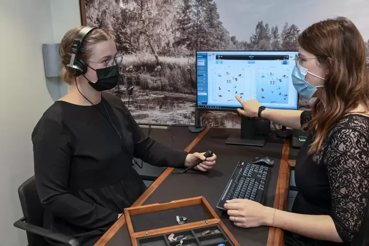 Eine Datenbank simuliert Umweltgeräusche: Fielmann-Mitarbeiterin Julia Püßler (rechts) beim Hörtest mit Elli Boschmann.
