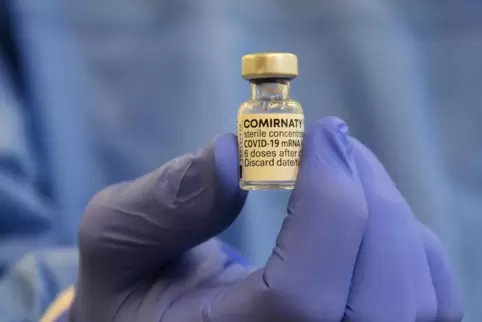 Eine Ampulle mit dem Biontech-Impfstoff. 