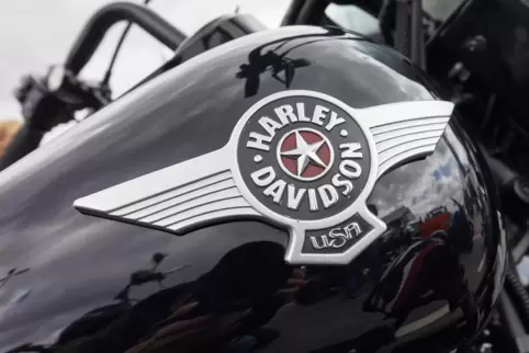 Der Fahrer der Harley-Davidson wurde von einem Auto erfasst.