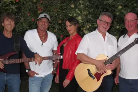 Fünf der sechs Bandmitglieder (von links): Andreas Holz, Michael Frey, Lisa Frey, Andreas Hülsenbeck, Roland Hott.