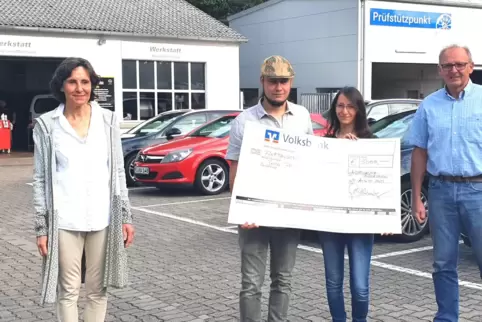 Eine Starthilfe vom Wirtschaftsförderkreis übergaben die Vorsitzenden Gepa Schönenberger (l.) und Matthias Hauck an Yves und Mel