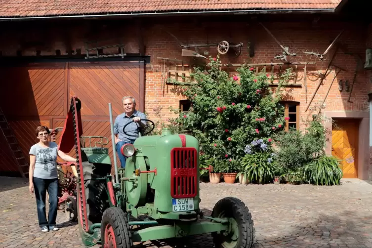 Der ganze Stolz von Günther Scheidt und seiner Frau Heide ist ein Allgaier-Traktor aus dem Jahr 1951.