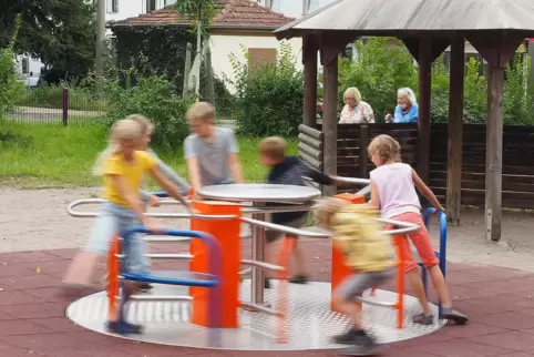 Das erste inklusive Karussell der Stadt Homburg dreht sich auf dem Storchenspielplatz.