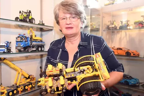Ute Schlicksupp mit Lego-Modellen, die sich ihr Mann Herbert selbst ausgedacht hat.
