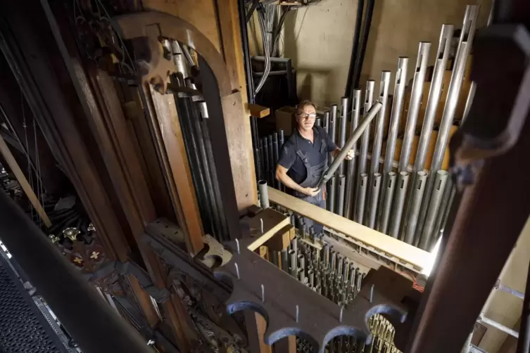 Die historische Orgel aus der Werkstatt Klais wurde in der ersten Augusthälfte abgebaut, um sie während der Kirchenrenovierung z