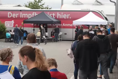 Die Schlange wird nicht kleiner. Schon um acht Uhr haben sich die ersten Impfwilligen angestellt.