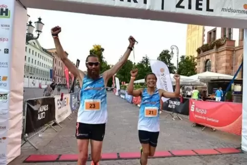Max Kirschbaum und Tien-Fung Yap beim Gewinn des City-Marathons in Frankfurt. 