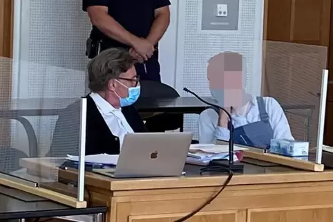 Auf der Anklagebank: der 51 Jahre alte Angeklagte aus Dirmstein mit seinem Verteidiger Hans Böhme (links). 