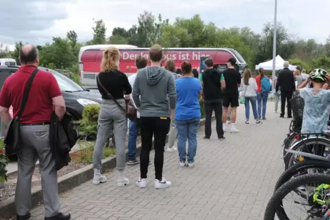 Spontan und unkompliziert: Der Impfbus machte am Donnerstag Halt vor dem Aldi.