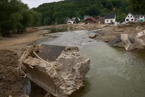 Das Wasser ist weg, die Schäden bleiben: Wie hier bei Insul hat die Flutkatastrophe Häuser und Straßen verwüstet – und viele Men Das Wasser ist weg, die Schäden bleiben: Wie hier bei Insul hat die Flutkatastrophe Häuser und Straßen verwüstet – und viele Men