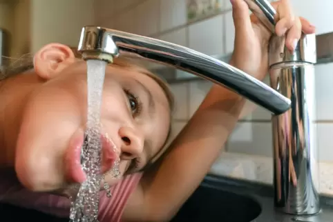 So auf gar keinen Fall. Wasser muss in Teilen von Kandel abgekocht werden. 