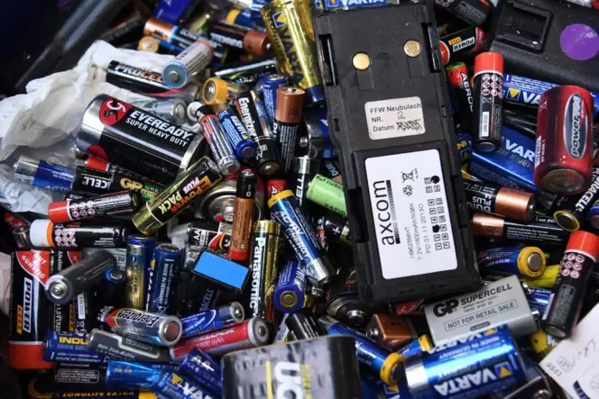 Für die Herstellung von Batterien braucht es nach Angaben des Umweltbundesamtes 40 bis 500 Mal so viel Energie, wie sie am Ende