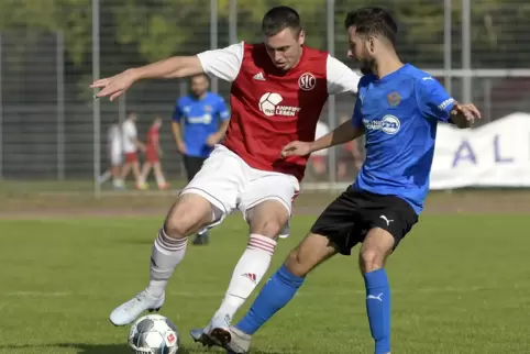 Timo Wollnik vom ESV Ludwigshafen (rechts) im Zweikampf mit Fabio Fleischer vom LSC. 