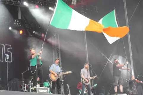 Nur echt mit Irlandfahne: Die Paddyhats beim Strandkorbkonzert in zweibrücken.