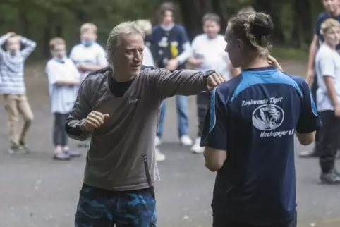 Erstmal zuschauen und lernen: Auf dem Gelände der Jugendherberge trainieren Kinder mit den Taekwondo Tigern. Die Trainer Stefan 