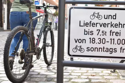 Die Regeln für die Fußgängerzone sind an deren Zufahrten ausgeschildert. 