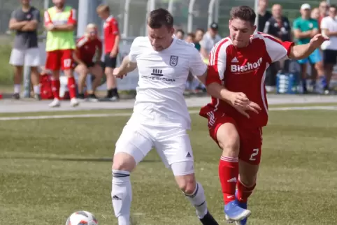 Packende Szene vom ersten Spieltag der Bezirksliga am vergangenen Wochenende: Thomas Rothecker vom SV Kirchheimbolanden (links) 
