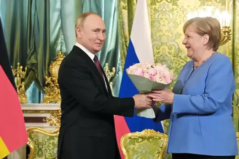 Zum wohl letzten Arbeitsbesuch Angela Merkels im Kreml gab es nochmal Blumen vom Hausherrn Wladimir Putin.
