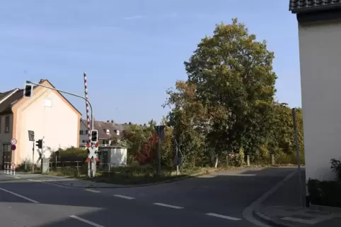 Ein Aspekt, der im Zusammenhang mit dem geplanten Neubaugebiet Am Studernheimer Weg diskutiert wird: die Zufahrt an der Bahnlini