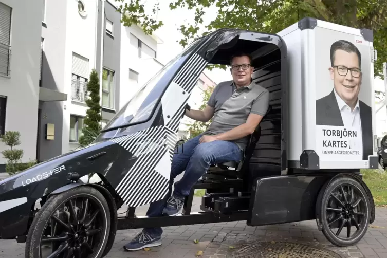 Torbjörn Kartes mit einem E-Lastenrad, das er für Wahlkampfzwecke gemietet hat.