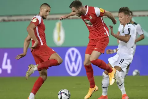 Will unbedingt spielen: FCK-Mittelfeldmann René Klingenburg (links), hier neben Teamkollege Boris Tomiak und dem Gladbacher Hann