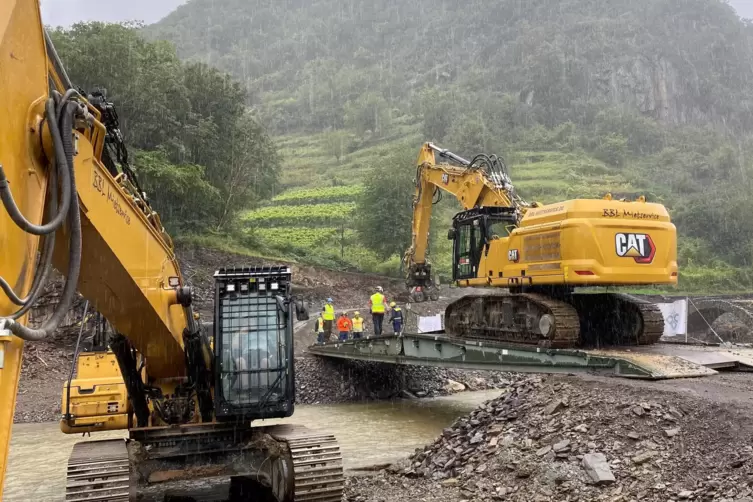 Die Ahr am Freitagnachmittag: Die neue Behelfsbr&uuml;cke erh&auml;lt den letzten Schliff. Im Anschluss bekommt sie noch ein Gel&auml;nder.