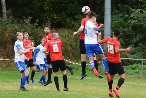 Eine Szene aus der Partie des SV Imsbach (weiße Trikots) gegen Albisheim vor einem Jahr. Am Sonntag tritt der SVI gegen die TSG 