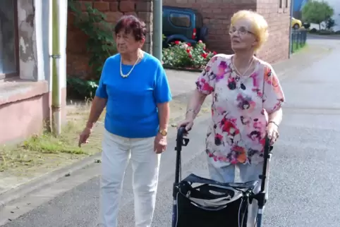 Julia Müller (links) und Ruth Fleckenstein schwelgen in Erinnerungen beim gemeinsamen Spaziergang durch Geiselberg. Oben im Bild