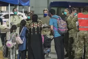 In der Erstversorgungsstation werden die ankommenden Menschen medizinisch untersucht und behandelt, mit Trinkwasser versorgt sow