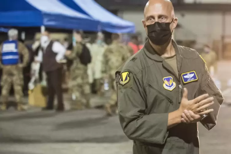 Brigadegeneral Josh Olson, Kommandeur auf der Air Base, ist selbst bei der Ankunft vor Ort. 