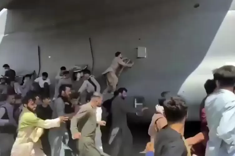 Raus, nur raus: Als die Taliban Kabul eroberten, versuchten Menschen, sich an ein startendes Flugzeug zu klammern.