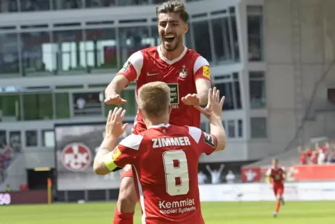 Torpremiere: Muhammed Kiprit bejubelt seinen ersten Treffer für den FCK. Jean Zimmer gratuliert. 