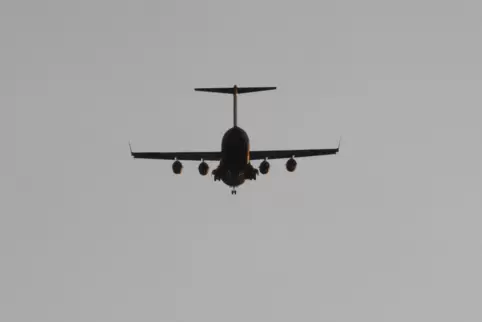 Ein US-Militärflugzeug im Anflug auf die Air Base.
