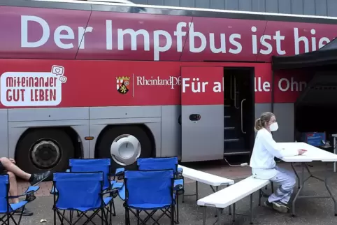 In der vierten Woche ist der Impfbus des Landes – hier in Göllheim – auch im Donnersbergkreis unterwegs. Am Dienstag steht er vo