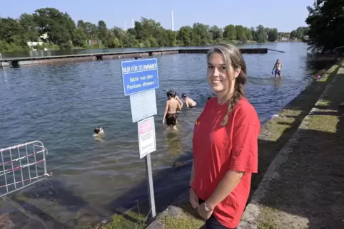 Ein beliebter Badesee: Silvia Schiller am Stollenwörthweiher in Mannheim-Neckarau. 