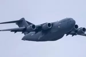 Wegen der Hochschwangeren an Bord flog die C-17-Transportmaschine besonders niedrig.