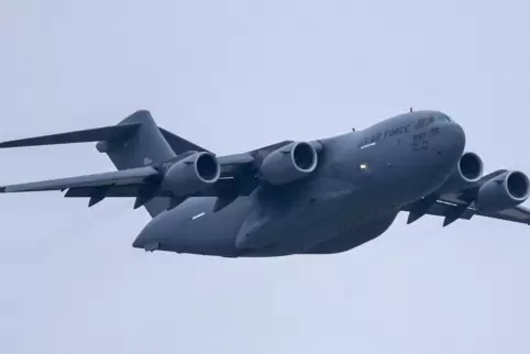 Wegen der Hochschwangeren an Bord flog die C-17-Transportmaschine besonders niedrig.