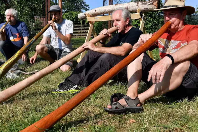 Begeistert vom Didgeridoo-Bau (von links): Bruno Wagenseil, Johannes Becker, Jörg Wunderlich und Peter Gläsel mit ihren Instrume