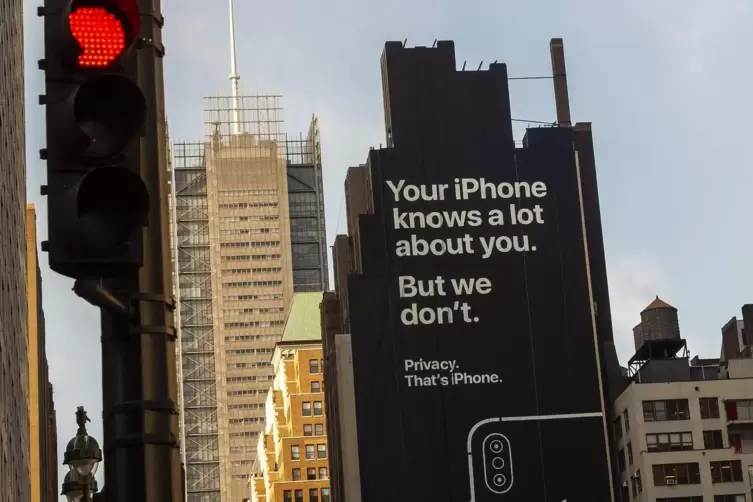 „Dein iPhone weiß jede Menge über dich. Aber wir nicht.“ So warb Apple 2019 mit dem Schutz der Privatsphäre und der Daten.