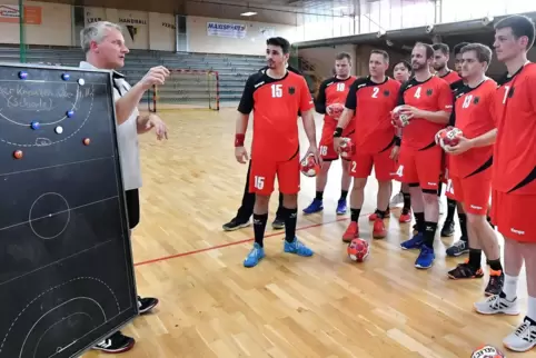 Alexander Zimpelmann (links) beim Training der deutschen Gehörlosen-Nationalmannschaft der Handballer. 