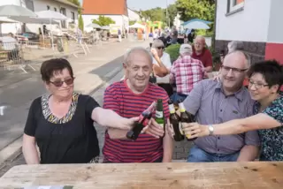 Erstes Straßenfest in der Waldstraße: Die Anwohner Gertrud und Alfred Messer sowie Steffen und Sandra Theiß stoßen auf das gelun