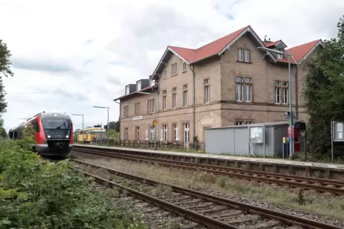 Der Rohrbacher Bahnhof liegt an der Strecke Wörth-Neustadt. 