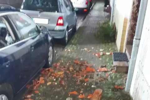 Nach dem Blitzeinschlag in einen Kamin beschädigten umherfliegende Trümmerteile Autos und Fenster. 
