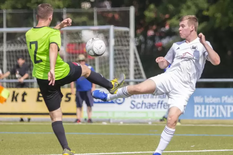 Nein, auch wenn es hier so aussieht: Die Partie zwischen dem SVN und den VB Zweibrücken II war kein Fußball-Ballett. Der Hattric